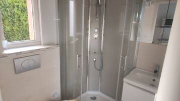 Serviettes fournies, savon, papier toilette