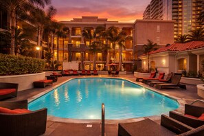 A hotel pool area with lounge chairs and a building in the background. - Cozy 1-bedroom apartment in brilliant Marina del Rey with AC Close TO Venice (Marina del Rey)