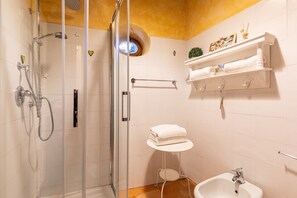 Douche, sèche-cheveux, serviettes fournies