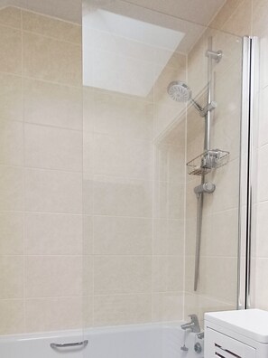 Hair dryer, towels, soap, toilet paper - Exeter Coach House - Detached 2 Bed Home - Topsham - Sleeps 4, Parking & Garden (Exeter)