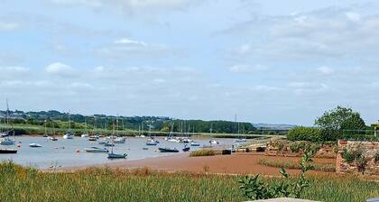 Exeter Coach House - Detached 2 Bed Home - Topsham - Sleeps 4, Parking & Garden