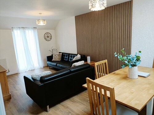 Exeter Coach House - Detached 2 Bed Home - Topsham - Sleeps 4, Parking & Garden