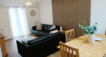 Exeter Coach House - Detached 2 Bed Home - Topsham - Sleeps 4, Parking & Garden