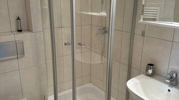 Dusche, Haartrockner, Handtücher, Toilettenpapier