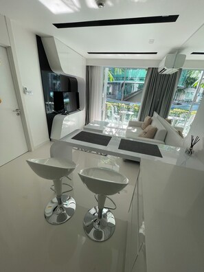 Living area - Stylish 1-bedroom Apartment with AC, Good Gym, Sauna, Fiber Internet, Parking (Muang Pattaya)