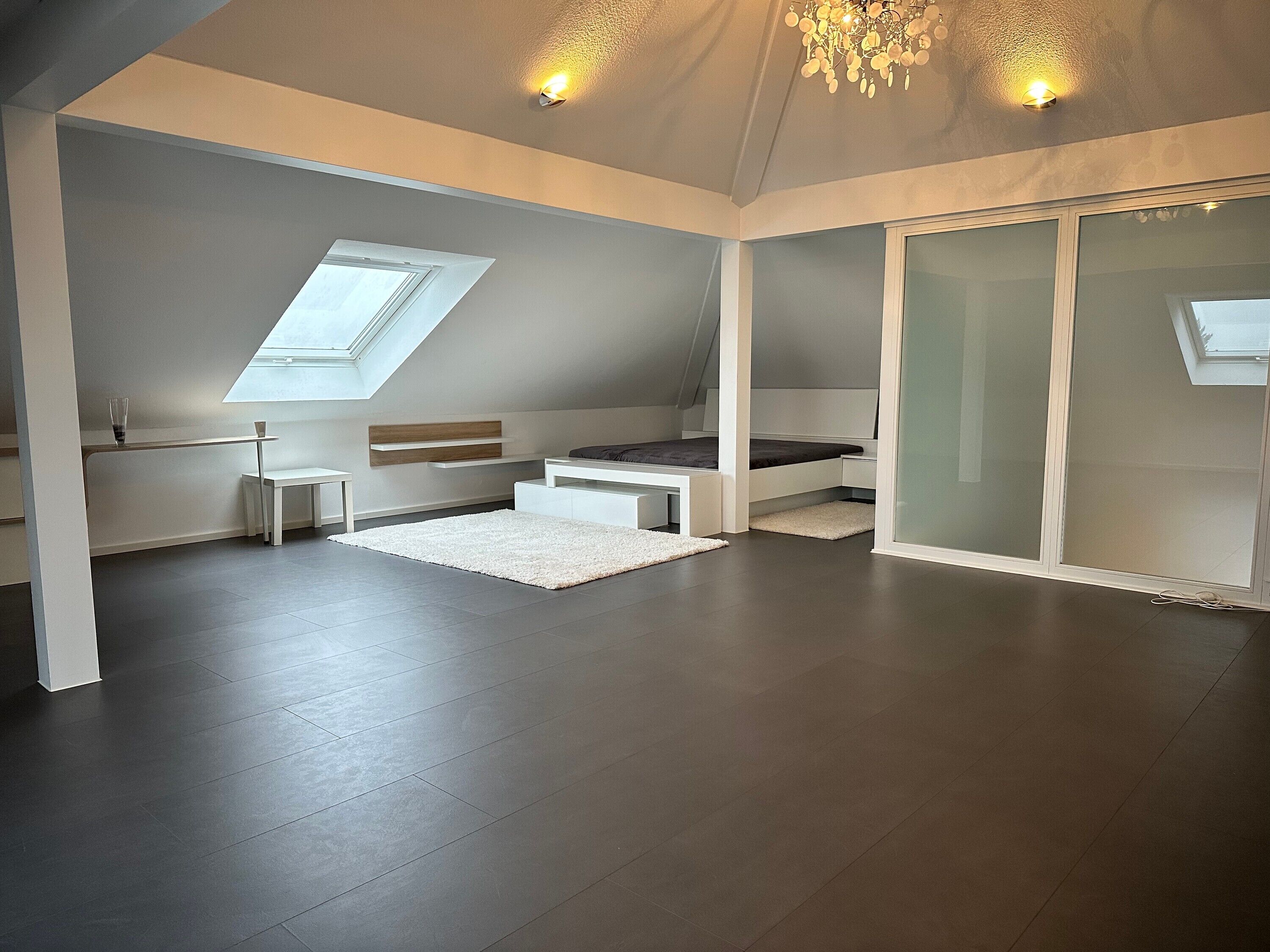 Tabla de planchar con plancha, wifi, ropa de cama