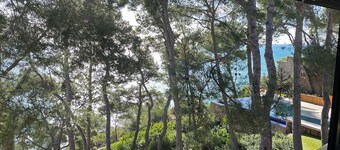 Luxury Seafront Villa • Infinity Pool - Walk to Beach