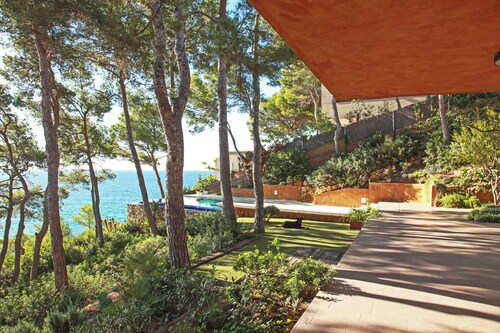 Luxury Seafront Villa • Infinity Pool - Walk to Beach