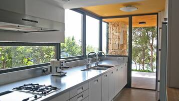 Een koelkast, een magnetron, een oven, een kookplaat