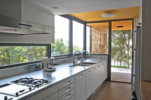 冷蔵庫、電子レンジ、オーブン、コンロ