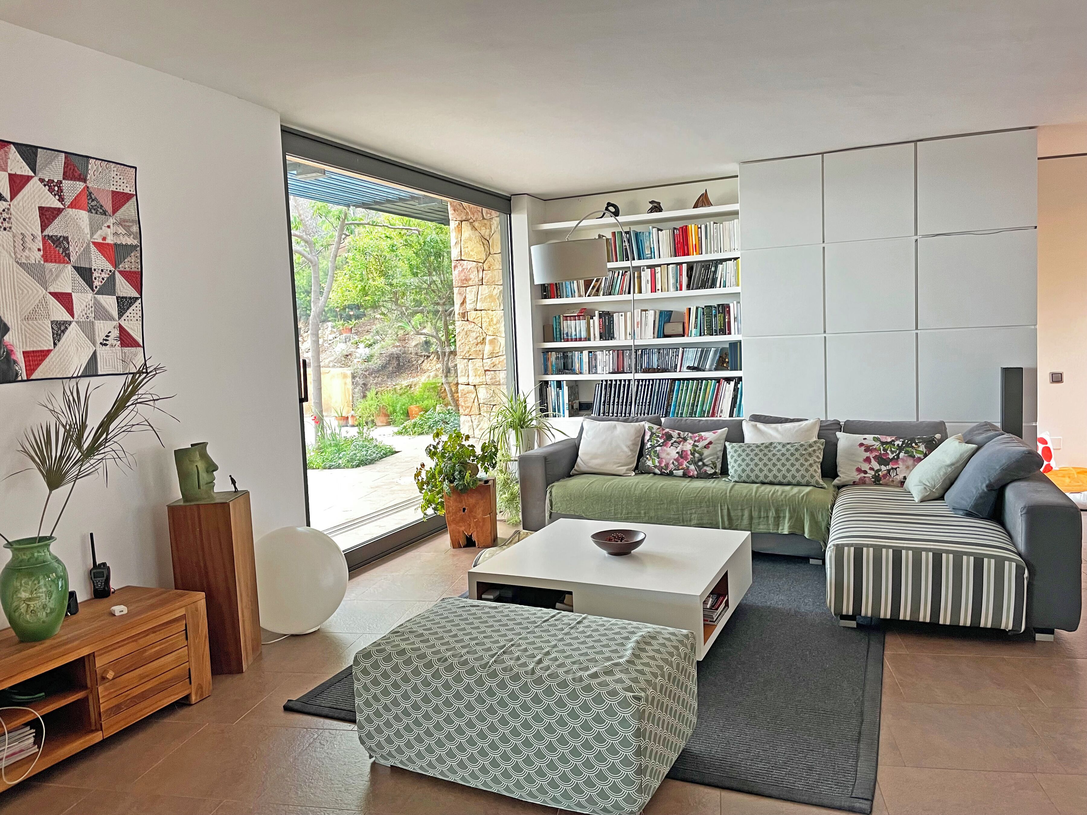 TV connectée, cheminée, lecteur de DVD, table de tennis de table