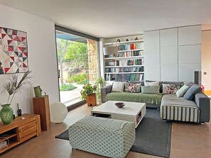 Smart TV, fireplace, DVD player, ping pong