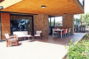 Outdoor dining - Luxury Seafront Villa • Infinity Pool - Walk to Beach (Tarragona)