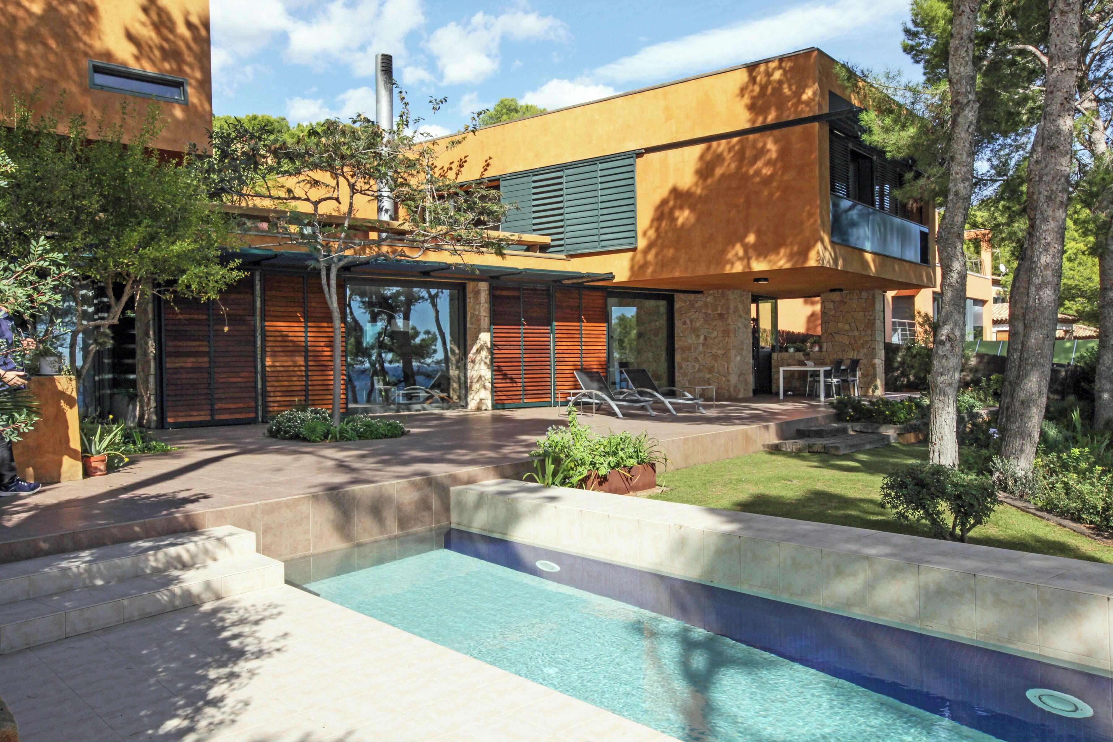 Una piscina al aire libre, una piscina climatizada