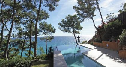 Luxury Seafront Villa • Infinity Pool - Walk to Beach