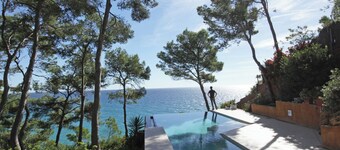 Luxury Seafront Villa • Infinity Pool - Walk to Beach