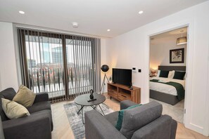 TV, offices - Contemporary Flat w Balcony in Central Manchester (Manchester)