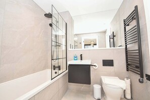 Doccia, asciugacapelli, asciugamani, shampoo
