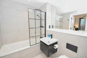 Shower, hair dryer, towels, shampoo - Contemporary Flat w Balcony in Central Manchester (Manchester)