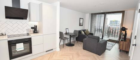 Frigorífic, microones, forn i placa de cuina