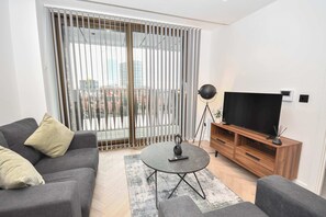 TV, offices - Contemporary Flat w Balcony in Central Manchester (Manchester)