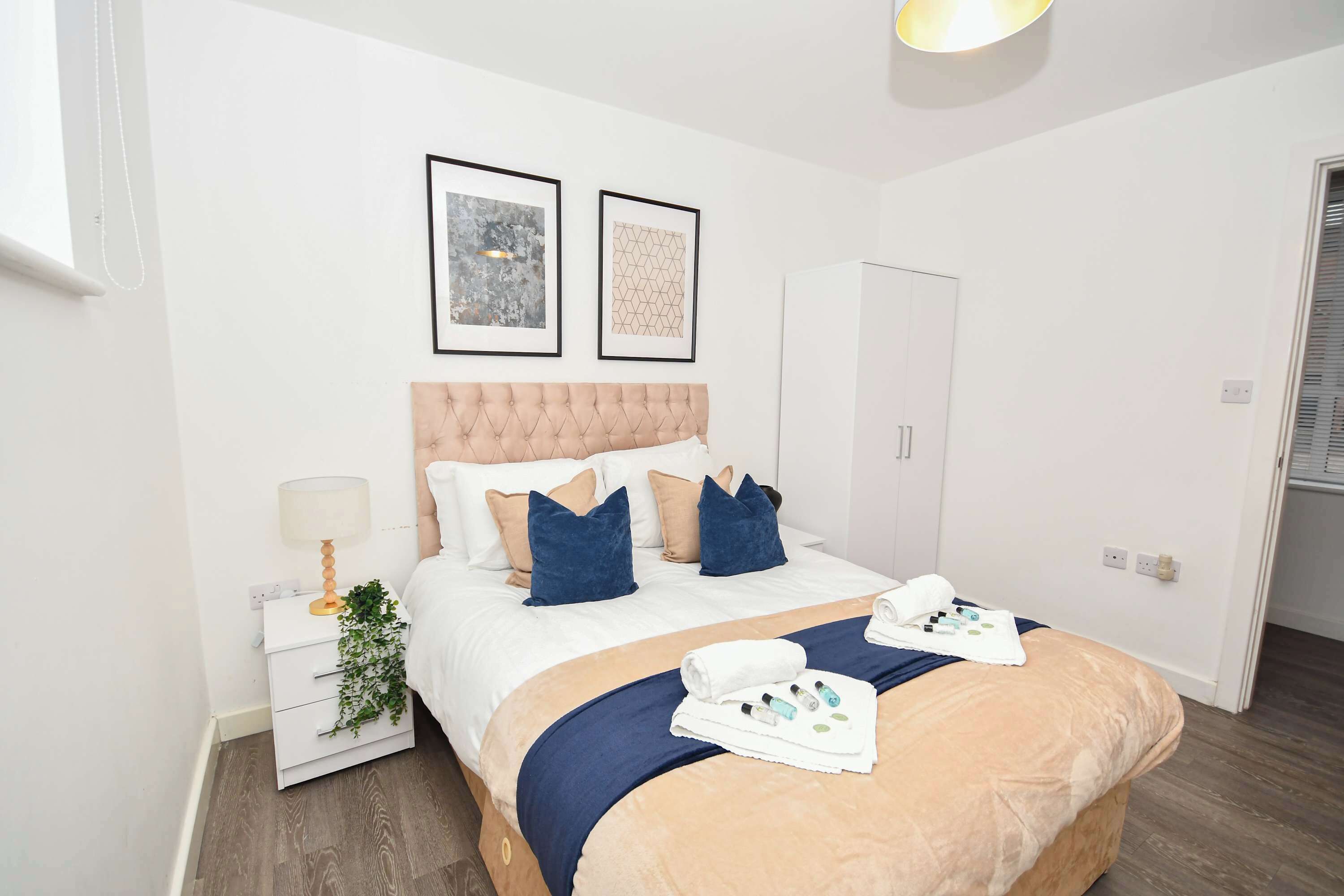 Desk, iron/ironing board, Internet, bed sheets