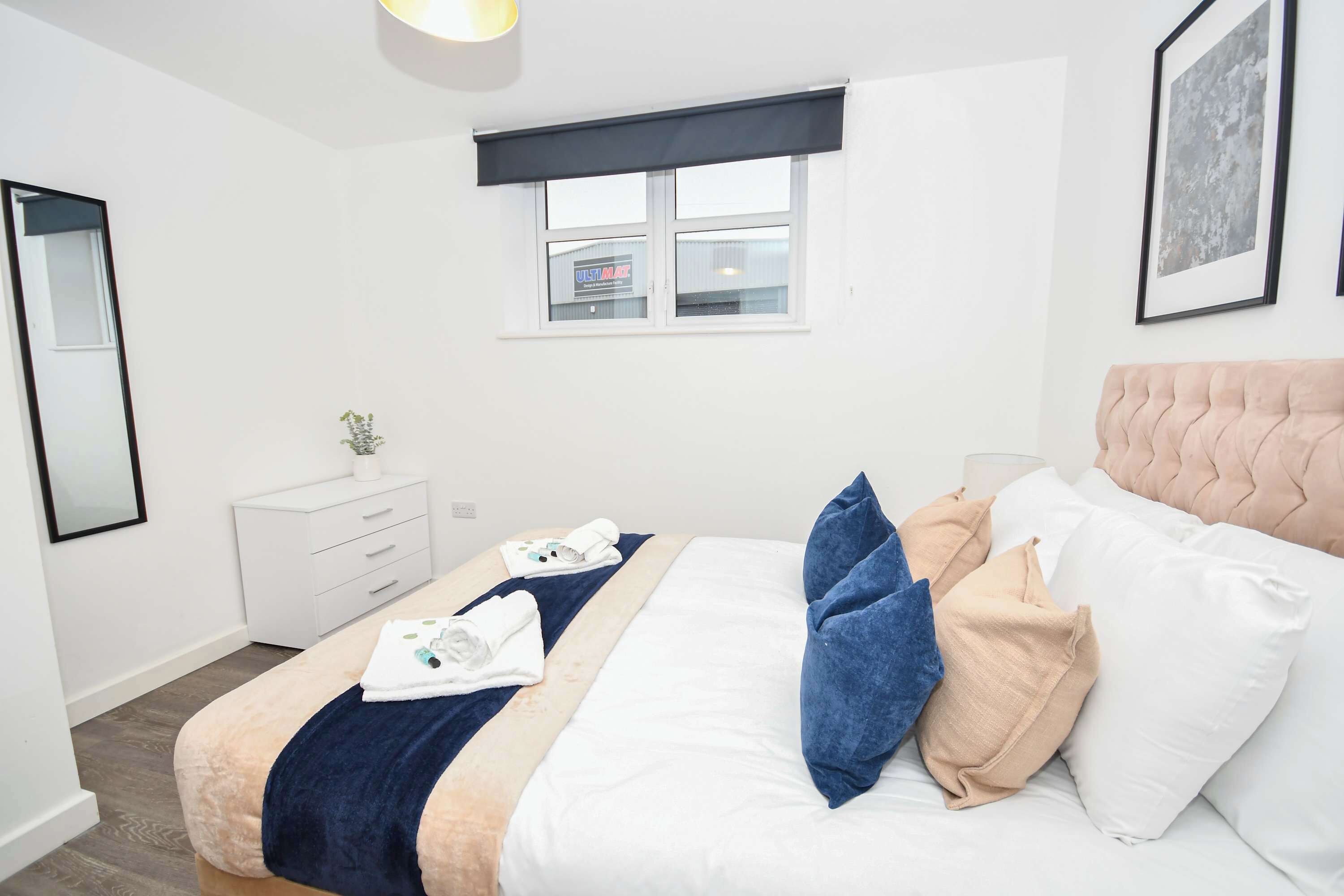 Desk, iron/ironing board, Internet, bed sheets