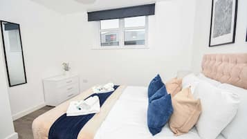 Desk, iron/ironing board, Internet, bed sheets