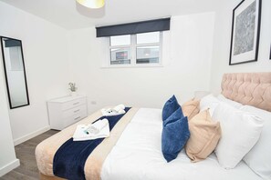 Skrivebord, strykejern/-brett, internettilgang og sengetøy