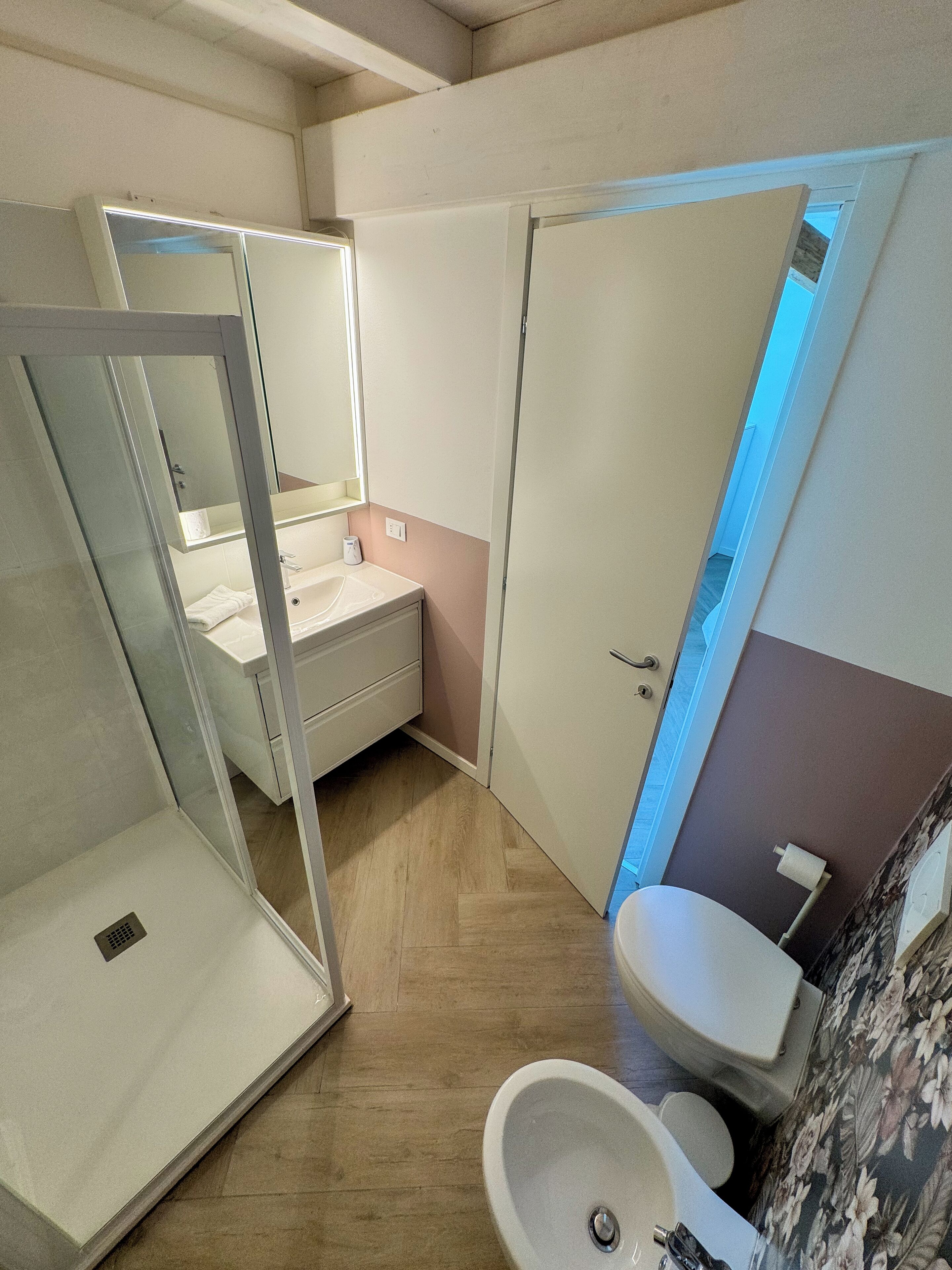 Doccia, asciugacapelli, bidet, asciugamani