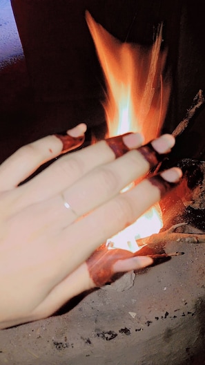 Kahden hengen perushuone | Takka