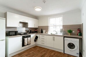 Frigorífico, microondas, horno y placa de cocina