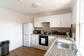 Frigorífico, microondas, horno y placa de cocina