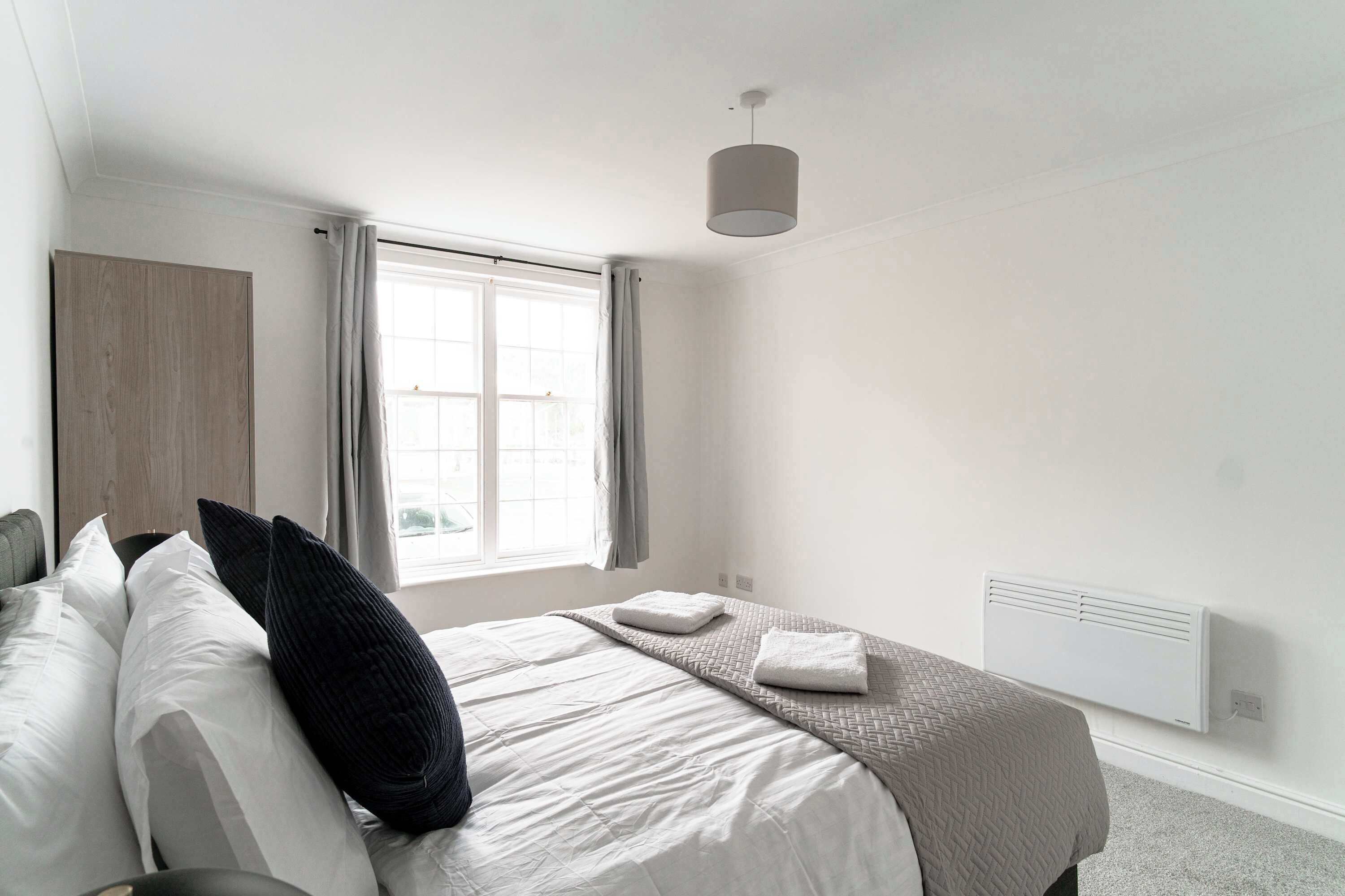 Desk, iron/ironing board, WiFi, bed sheets