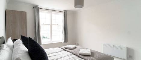 Desk, iron/ironing board, WiFi, bed sheets