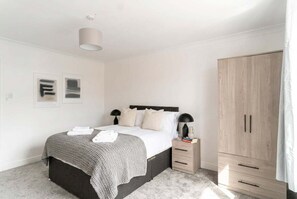 1 dormitorio, escritorio, tabla de planchar con plancha y wifi
