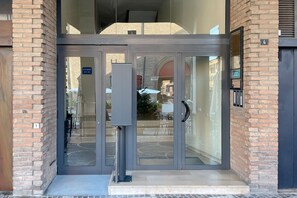 Exterior detail - Les Trois Merveilles Grey Lewis (Cesena)