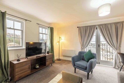 Bright 1 Bed Harbour-side Apartment w Sea Views