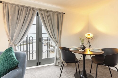 Bright 1 Bed Harbour-side Apartment w Sea Views