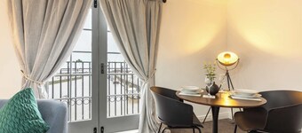 Bright 1 Bed Harbour-side Apartment w Sea Views