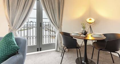 Bright 1 Bed Harbour-side Apartment w Sea Views