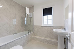 Shower, hair dryer, towels, shampoo - Bright 1 Bed Harbour-side Apartment w Sea Views (Whitehaven)