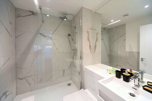 Shower, hair dryer, towels, shampoo - Fabulous 1 Bedroom Apartment in Gravesend Centre (Gravesend)