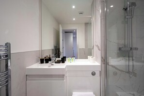 Shower, free toiletries, hair dryer, towels - Spacious & Bright 1 Bedroom Apartment in Gravesend (Gravesend)