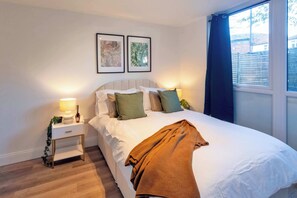 1 bedroom, desk, iron/ironing board, WiFi - Spacious & Bright 1 Bedroom Apartment in Gravesend (Gravesend)