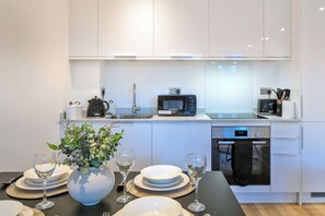 Fridge, microwave, oven, stovetop - Spacious & Bright 1 Bedroom Apartment in Gravesend (Gravesend)