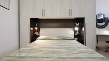 Apartamento | Cortinas blackout, ferros/tábuas de passar roupa, Wi-Fi de cortesia