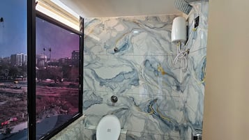 Habitación Deluxe doble, vistas a la ciudad | Baño | Artículos de higiene personal gratuitos, zapatillas, toallas y jabón