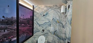 Habitación Deluxe doble, vistas a la ciudad | Baño | Artículos de higiene personal gratuitos, zapatillas, toallas y jabón