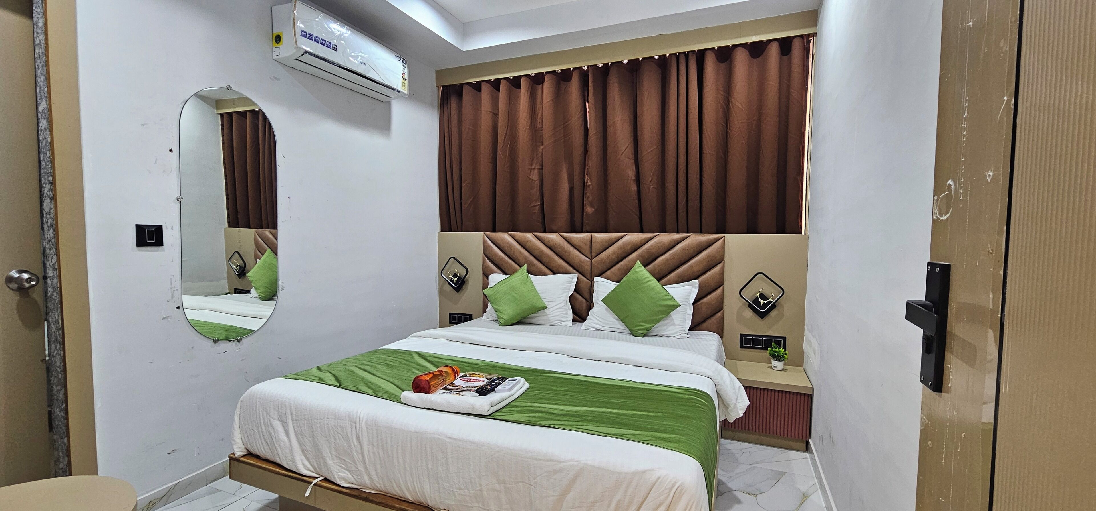 Deluxe Double Room, City View | Laptop workspace, iron/ironing board, free WiFi